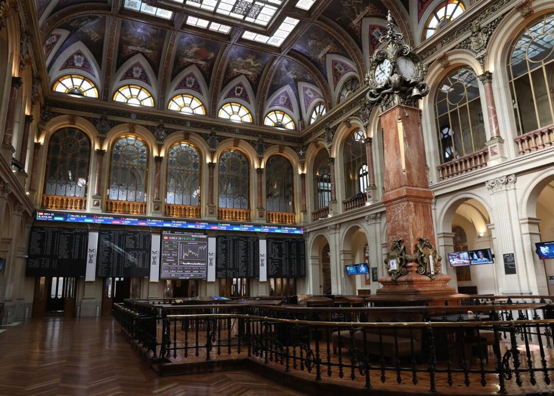Archivo - Interior del Palacio de la Bolsa con paneles con valores del Ibex 35.Marta Fernández Jara - Europa Press - Archivo