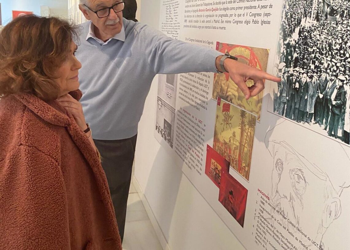 El presidente de la Sociedad Fabiana Española, Antonio María Claret García, con la presidenta del Consejo de Estado, Carmen Calvo, en la exposición sobre Pablo IglesiasSOCIEDAD FABIANA ESPAÑOLA
