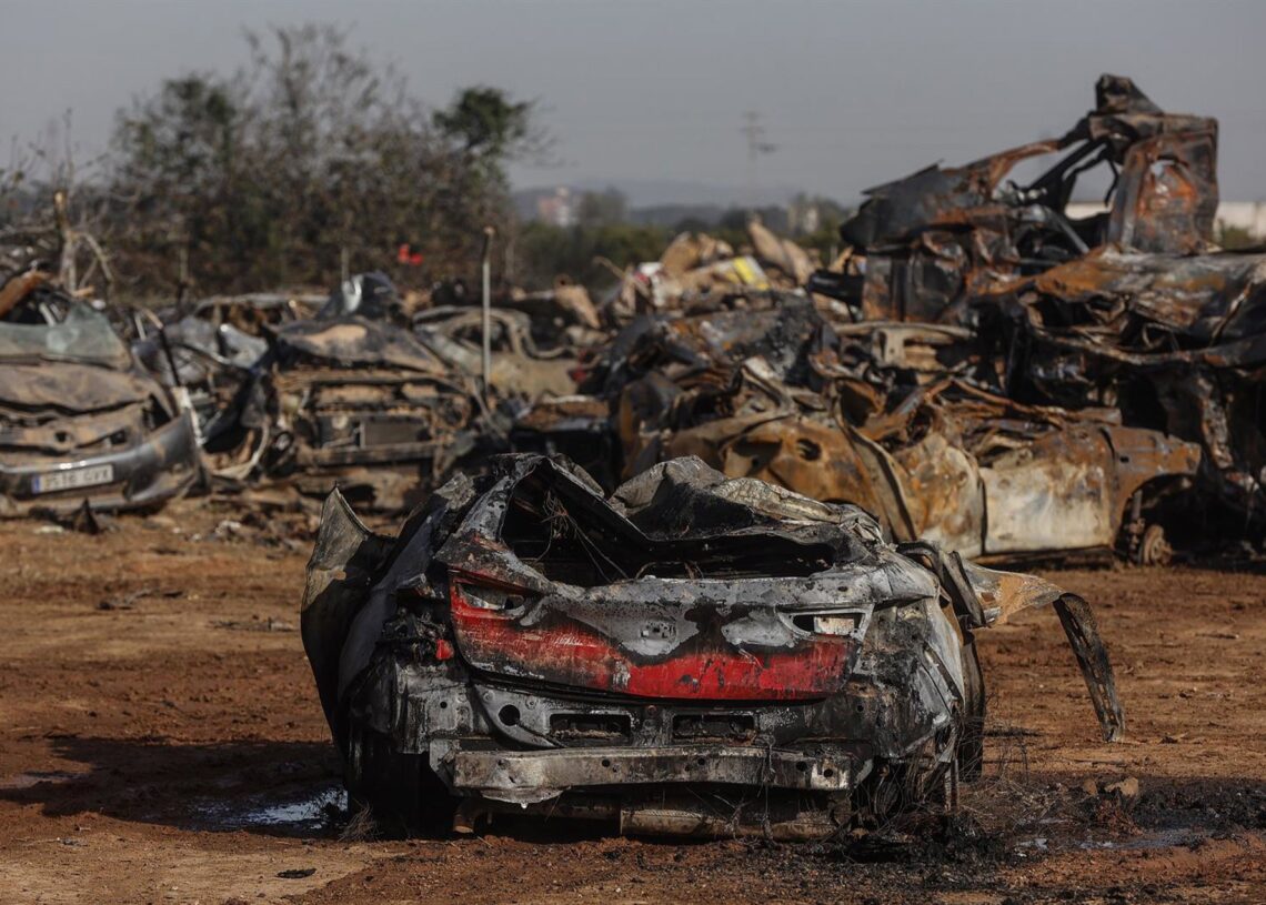 Archivo - Los restos del incendio de la campa de residuos y vehículos de la DANARober Solsona - Europa Press - Archivo