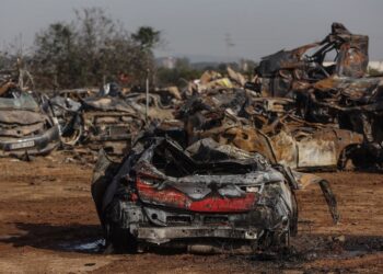 Archivo - Los restos del incendio de la campa de residuos y vehículos de la DANARober Solsona - Europa Press - Archivo