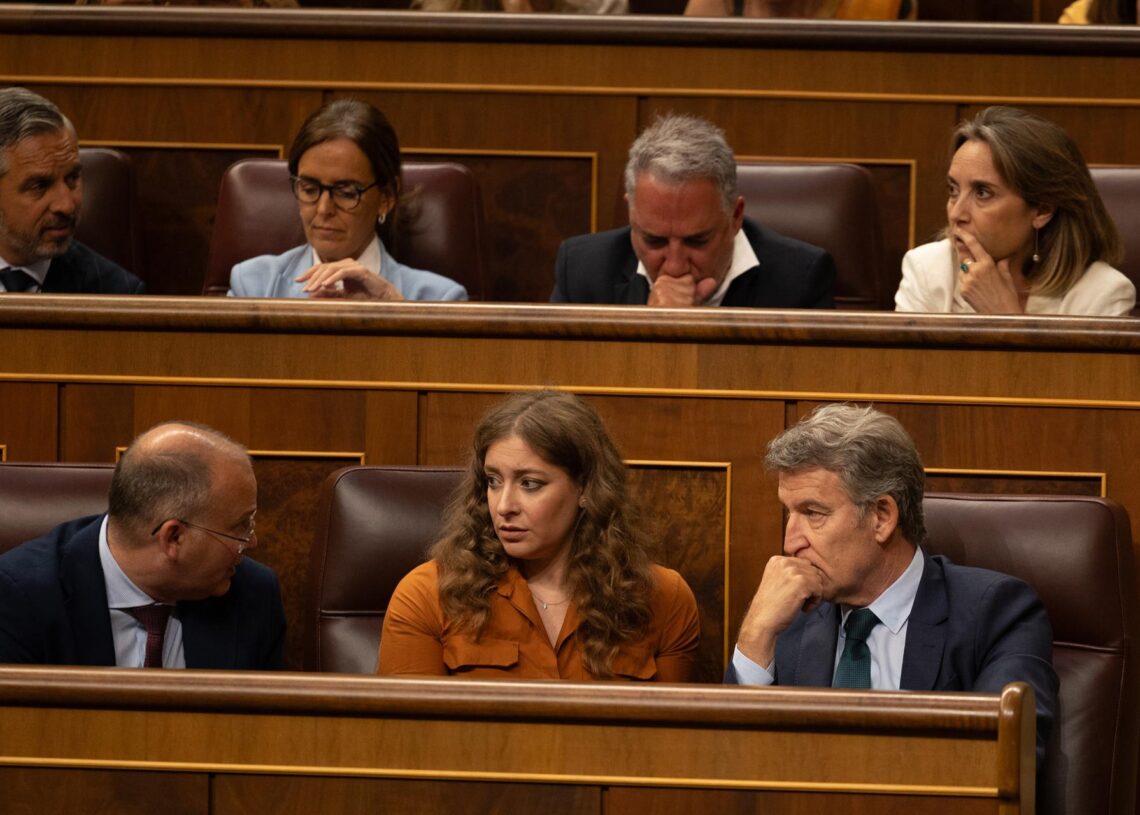 Archivo - (I-D) El secretario general del PP, Miguel Tellado; La portavoz del PP en el Congreso, Ester Muñoz y el presidente del PP, Alberto Núñez Feijóo, durante una sesión plenaria extraordinaria, en el Congreso de los Diputados, a 22 de julio de 2025, Ananda Manjón - Europa Press - Archivo