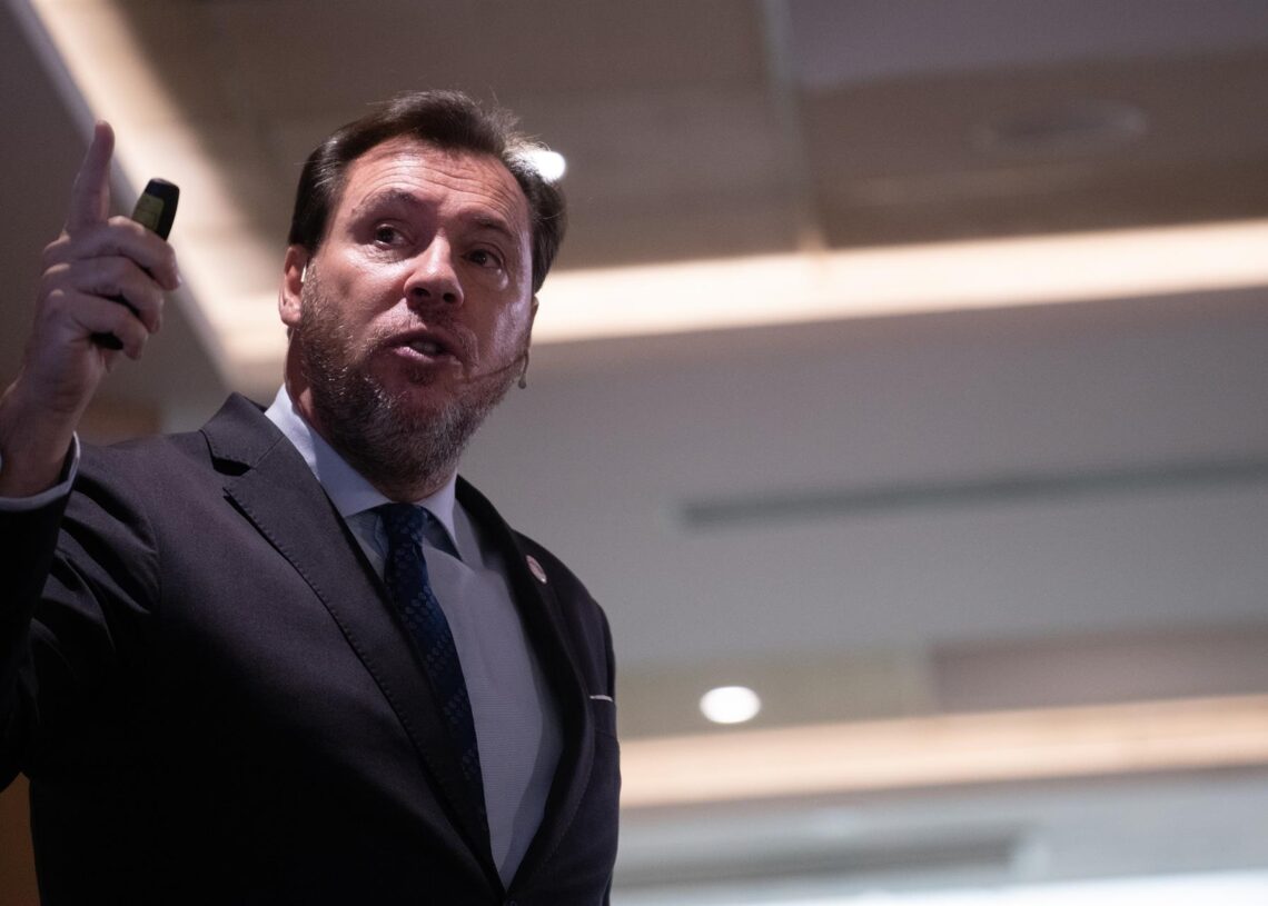 El ministro de Transportes y Movilidad Sostenible, Óscar Puente, durante un desayuno informativo de Europa Press, en el Hyatt Regency Hesperia Madrid, a 17 de noviembre de 2025, en Madrid (España).Fernando Sánchez - Europa Press