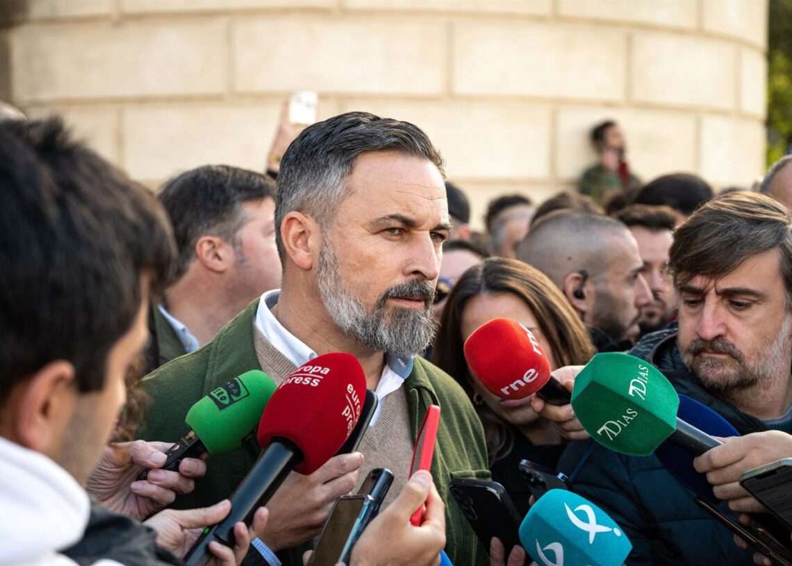 El presidente de Vox, Santiago Abascal, atiende a los medios, en la Plaza de los Reyes Católicos, a 17 de noviembre de 2025, en Badajoz, Extremadura (España).Andrés Rodríguez - Europa Press