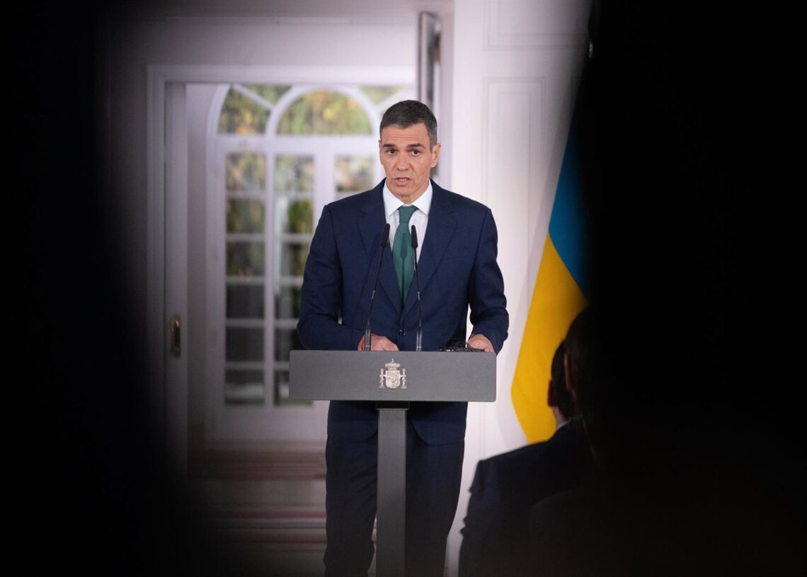 El presidente del Gobierno, Pedro Sánchez, durante una rueda de prensa posterior a su reunión con el presidente de Ucrania, Volodímir Zelenski, en el Palacio de la Moncloa, a 18 de noviembre de 2025, en Madrid (España). Fernando Sánchez - Europa Press