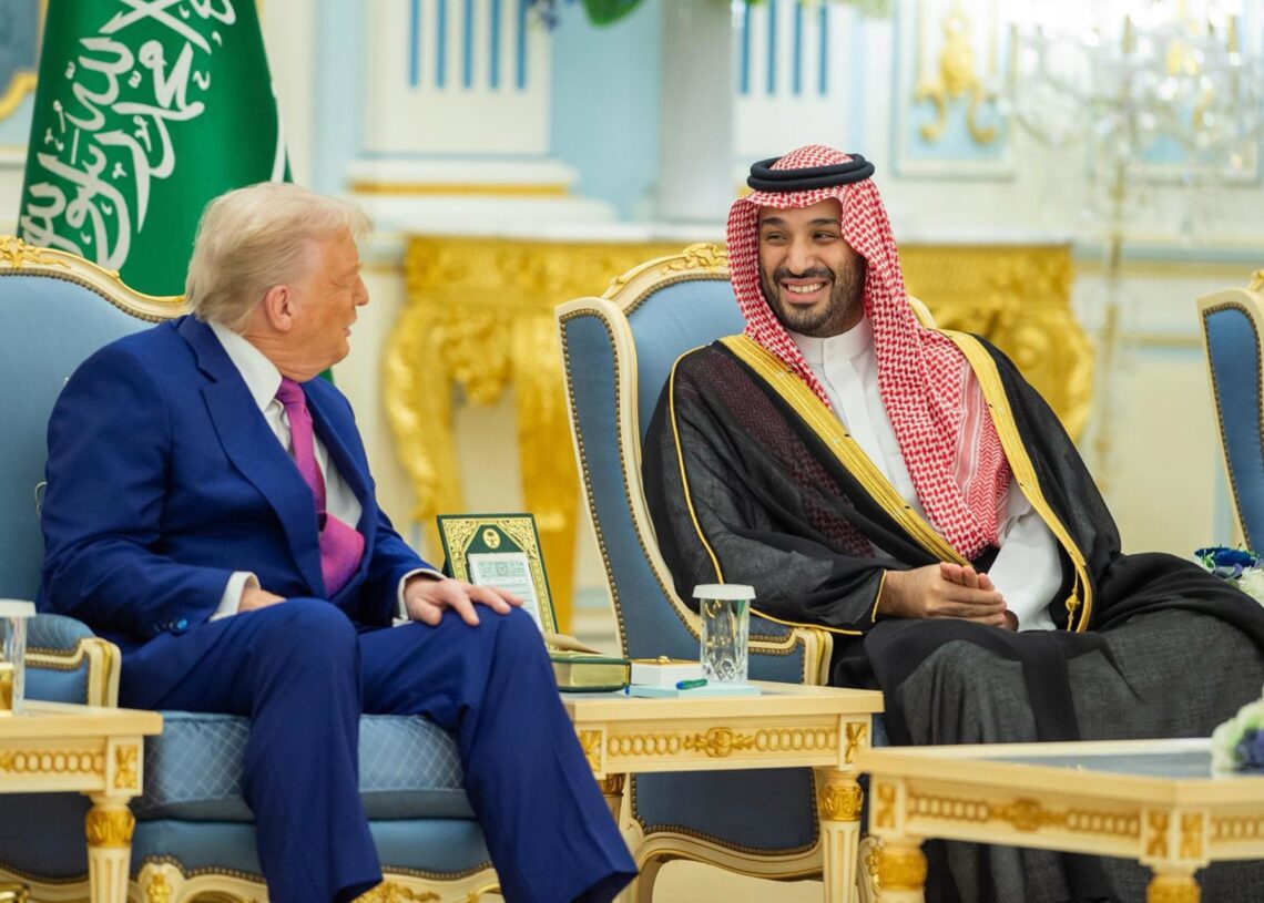 Archivo - El presidente de Estados Unidos, Donald Trump, y el príncipe heredero de Arabia Saudí, Mohamed bin Salmán, en la reunión de mayo en la que prometió inversiones en EEUU por 600.000 millones de dólares.-/Saudi Press Agency/dpa - Archivo