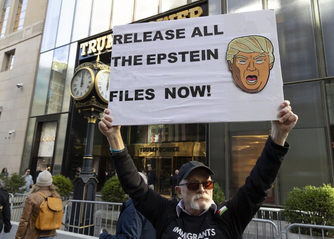 Un manifestante con un cartel en el que pone: Publicad todos los archivos de Epstein ya con la cara del presidente de EEUU, Donald Trump, en la Torre Trump de la Quinta Avenida (EEUU)Europa Press/Contacto/Gina M Randazzo