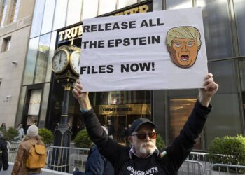 Un manifestante con un cartel en el que pone: Publicad todos los archivos de Epstein ya con la cara del presidente de EEUU, Donald Trump, en la Torre Trump de la Quinta Avenida (EEUU)Europa Press/Contacto/Gina M Randazzo