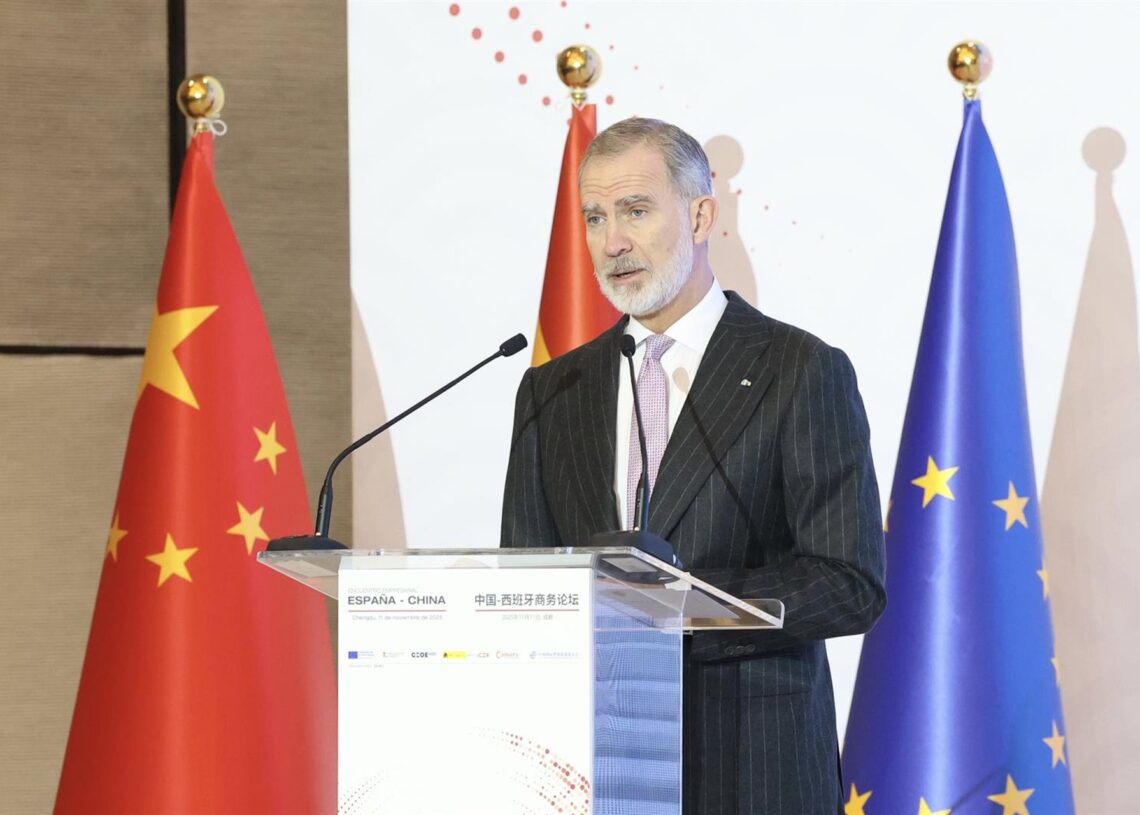 El Rey Felipe VI durante el foro empresarial en su viaje de Estado a la República Popular de China, a 11 de noviembre de 2025, en China.Casa de S.M. el Rey