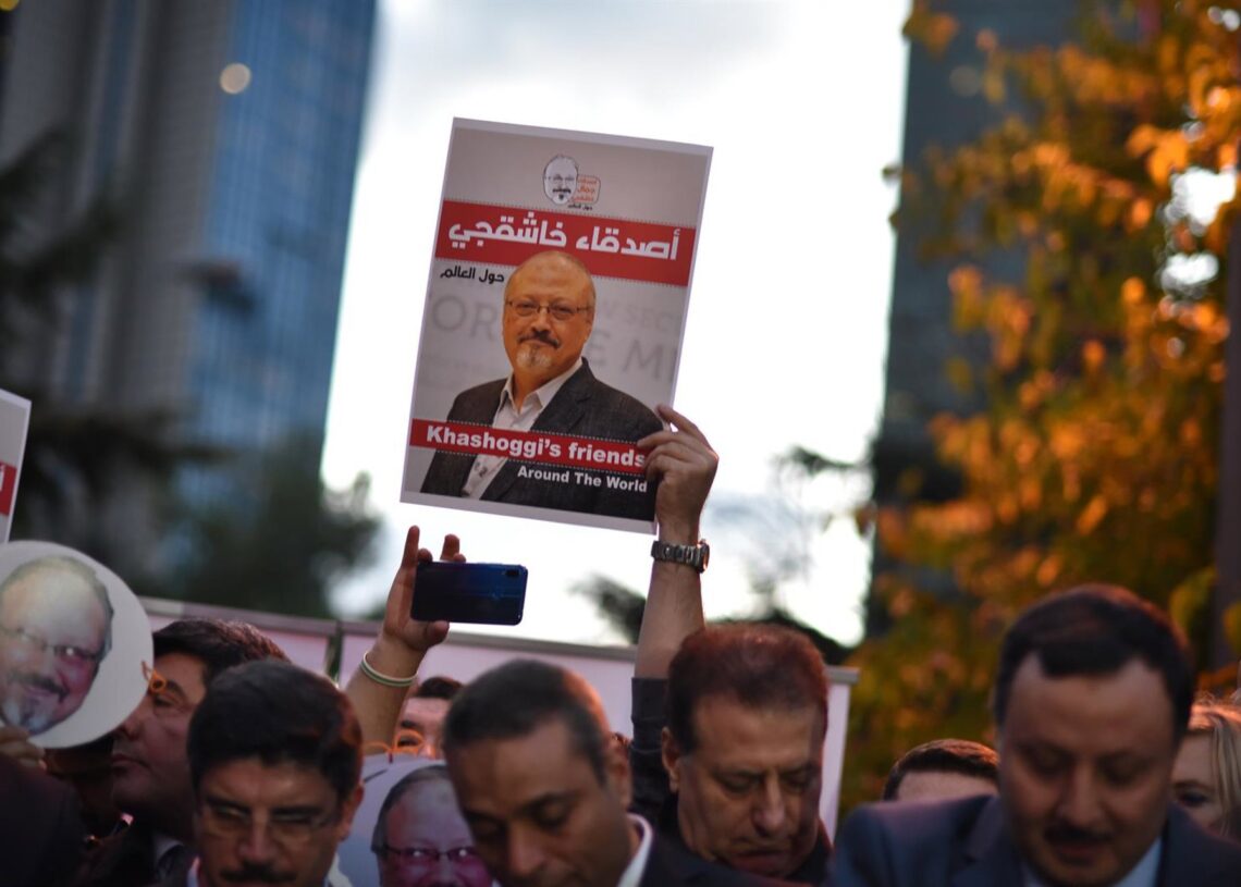Archivo - Manifestantes sostienen pancartas con la imagen del periodista Yamal Jashogi, en protesta por su asesinato en el consultado saudí de la ciudad turca de Estambul en 2018Europa Press/Contacto/Depo Photos - Archivo