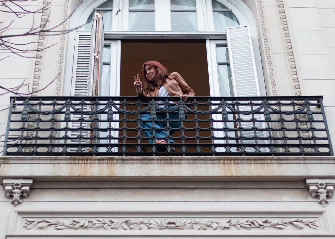 Archivo - La expresidenta de Argentina Cristina Fernández saluda a la gente reunida bajo el balcón de la vivienda de Buenos Aires en la que cumple con una pena de arresto domiciliarioEuropa Press/Contacto/Delfina Corbera Pi - Archivo