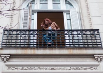 Archivo - La expresidenta de Argentina Cristina Fernández saluda a la gente reunida bajo el balcón de la vivienda de Buenos Aires en la que cumple con una pena de arresto domiciliarioEuropa Press/Contacto/Delfina Corbera Pi - Archivo