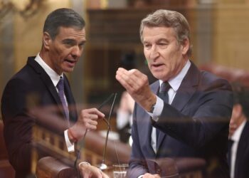 El presidente del Gobierno, Pedro Sánchez, y el presidente del Partido Popular, Alberto Núñez Feijóo, durante una sesión de control al Gobierno, en el Congreso Eduardo Parra - Europa Press