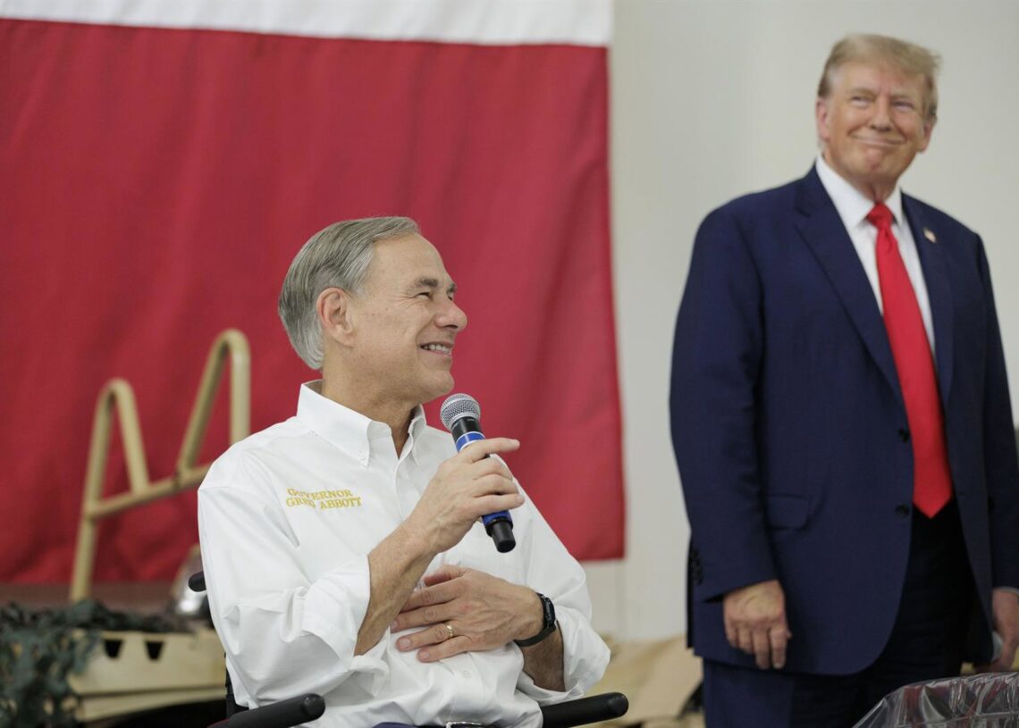 Archivo - El gobernador de Texas, Greg Abbott, junto al presidente de EEUU, Donald Trump Europa Press/Contacto/Michael Gonzalez - Archivo