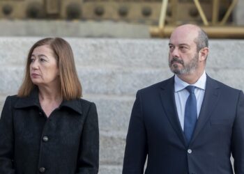 Archivo - La presidenta del Congreso, Francina Armengol, y el presidente del Senado, Pedro Rollán, durante el acto de Izado Solemne de la bandera de España, frente al Congreso de los Diputados, a 6 de diciembre de 2024, en Madrid (España).Alberto Ortega - Europa Press - Archivo