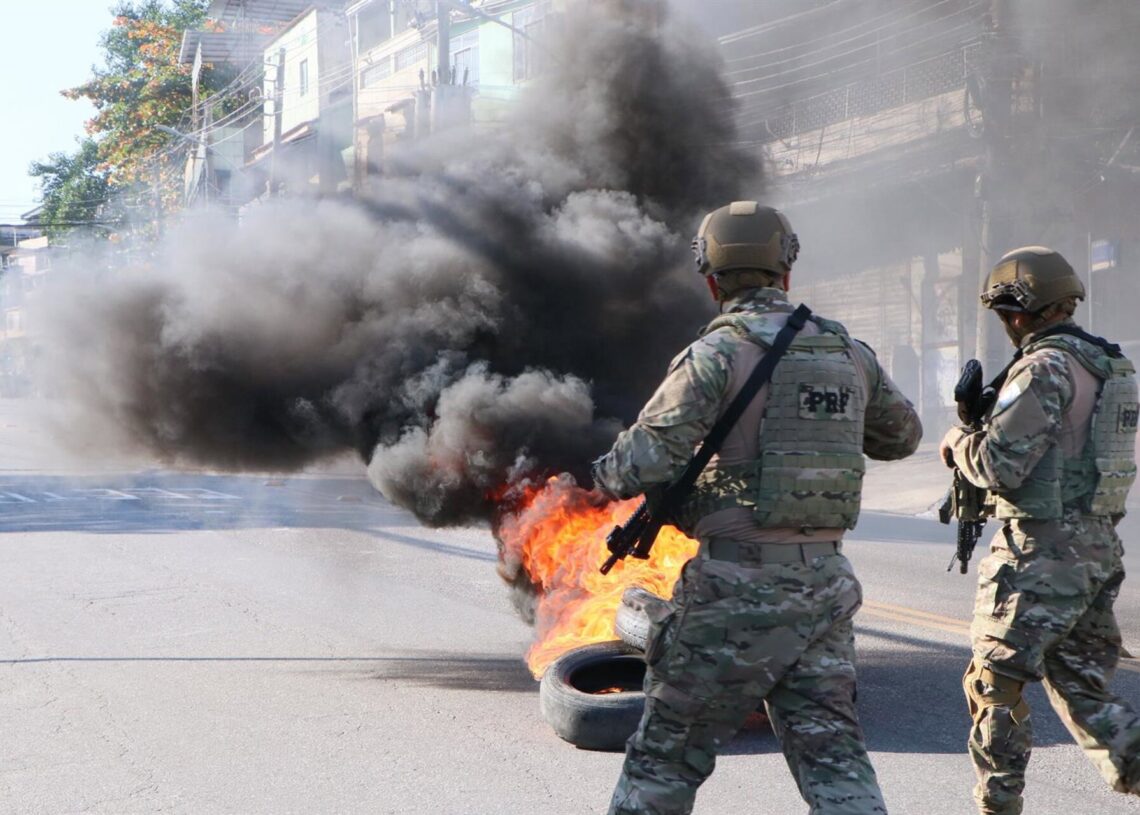 Archivo - Militares y policías civiles brasileños llevan a cabo un operativo en la favela de Alemão, en Río de JaneiroJose Lucena/TheNEWS2 via ZUMA Pr / DPA - Archivo