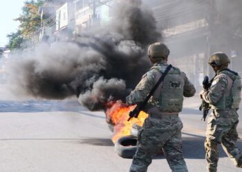 Archivo - Militares y policías civiles brasileños llevan a cabo un operativo en la favela de Alemão, en Río de JaneiroJose Lucena/TheNEWS2 via ZUMA Pr / DPA - Archivo