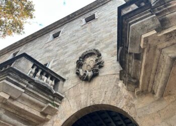 Archivo - Escudo en la entrada de la Audiencia Provincial y el Tribunal Superior de Justicia de Baleares.EUROPA PRESS - Archivo