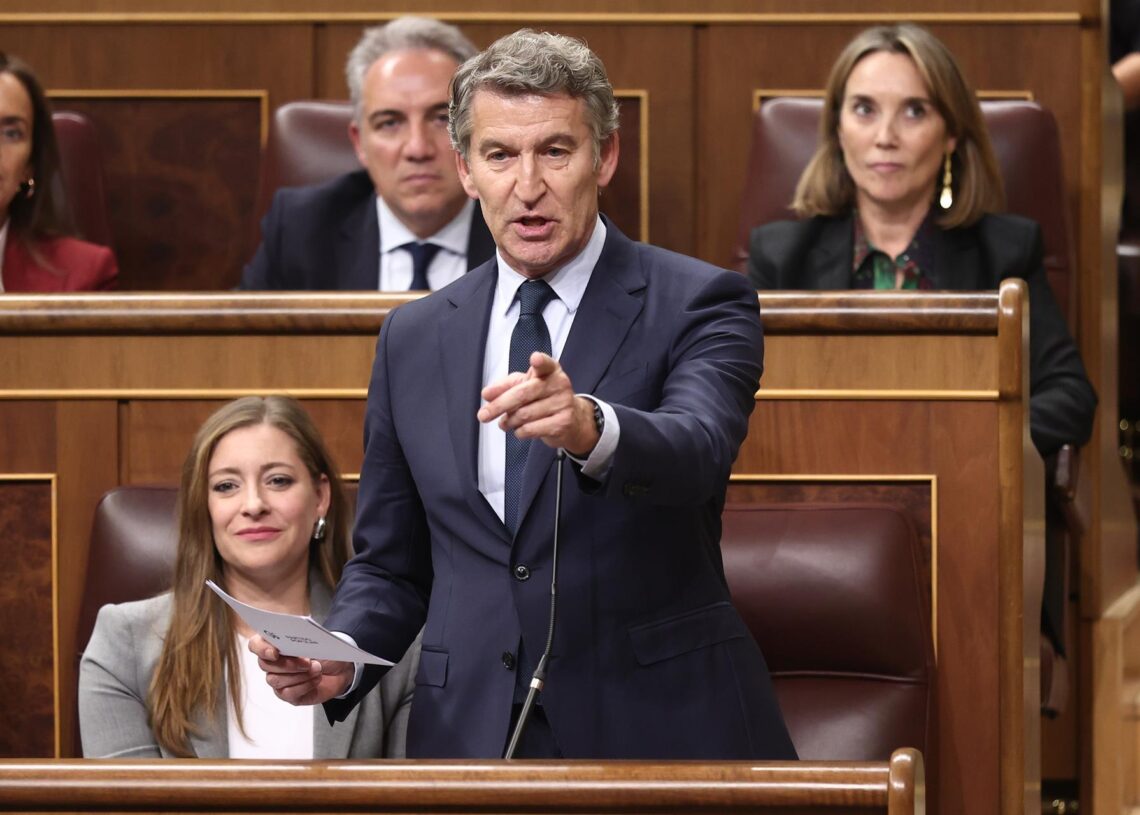 El presidente del Partido Popular, Alberto Núñez Feijóo, interviene durante una sesión de control al Gobierno, en el Congreso de los Diputados, a 12 de noviembre de 2025, en Madrid (España). Eduardo Parra - Europa Press