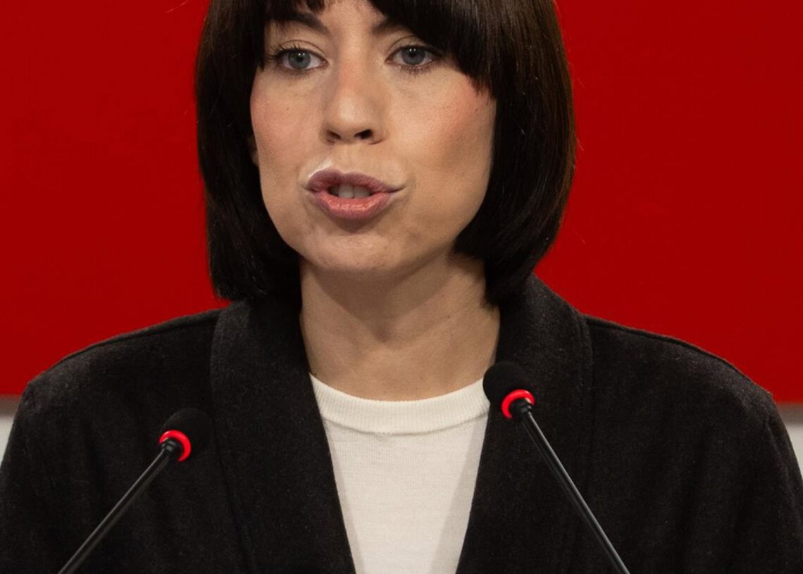La ministra de Ciencia, Innovación y Universidades y secretaria general del PSPV-PSOE, Diana Morant, atiende a los medios de comunicación en la sede del PSPV-PSOE, a 8 de noviembre de 2025, en Valencia, Comunidad Valenciana (España). Morant rechaza las neJorge Gil - Europa Press