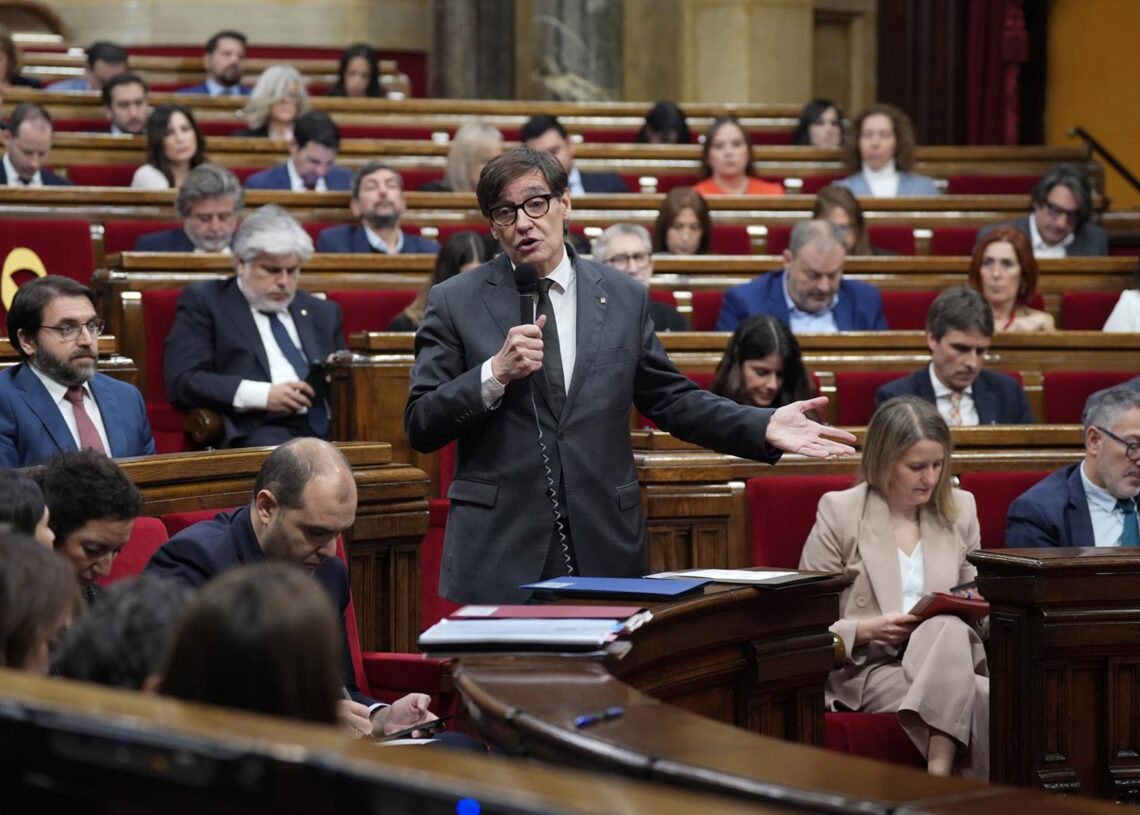 El president de la Generalitat, Salvador Illa, durante una sesión de control al Govern, en el Parlament de Catalunya, a 19 de noviembre de 2025, en Barcelona, Catalunya (España). El president, Salvador Illa, responde a los grupos parlamentarios tras la reDavid Zorrakino - Europa Press