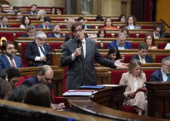 El president de la Generalitat, Salvador Illa, durante una sesión de control al Govern, en el Parlament de Catalunya, a 19 de noviembre de 2025, en Barcelona, Catalunya (España). El president, Salvador Illa, responde a los grupos parlamentarios tras la reDavid Zorrakino - Europa Press