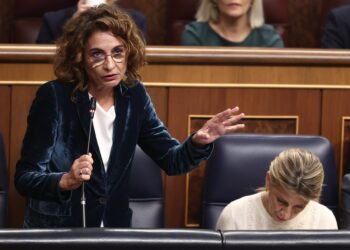 La vicepresidenta primera y ministra de Hacienda, María Jesús Montero, durante una sesión de control al Gobierno, en el Congreso de los Diputados, a 19 de noviembre de 2025, en Madrid (España). El Gobierno se enfrenta a una nueva sesión de control en la cEduardo Parra - Europa Press