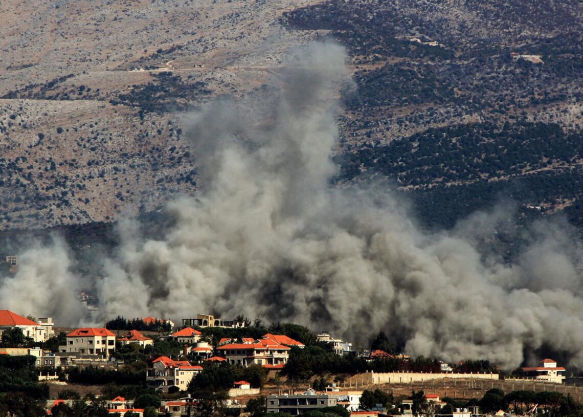 Archivo - Columna de humo tras un bombardeo del Ejército de Israel contra la ciudad de Kafarkila, en el sur de Líbano (archivo)Marwan Naamani/dpa - Archivo