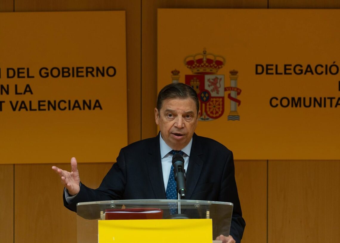 El ministro de Agricultura, Pesca y Alimentación, Luis Planas, valora la labor de Mercasa durante la dana, en rueda de prensa en la sede de la Delegación del Gobierno en la Comunidad Valenciana, a 13 de noviembre de 2025, en Valencia, Comunidad ValencianaJorge Gil - Europa Press
