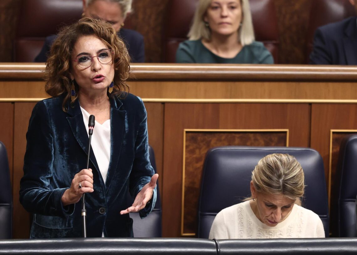 La vicepresidenta primera y ministra de Hacienda, María Jesús Montero, durante una sesión de control al Gobierno, en el Congreso.Eduardo Parra - Europa Press