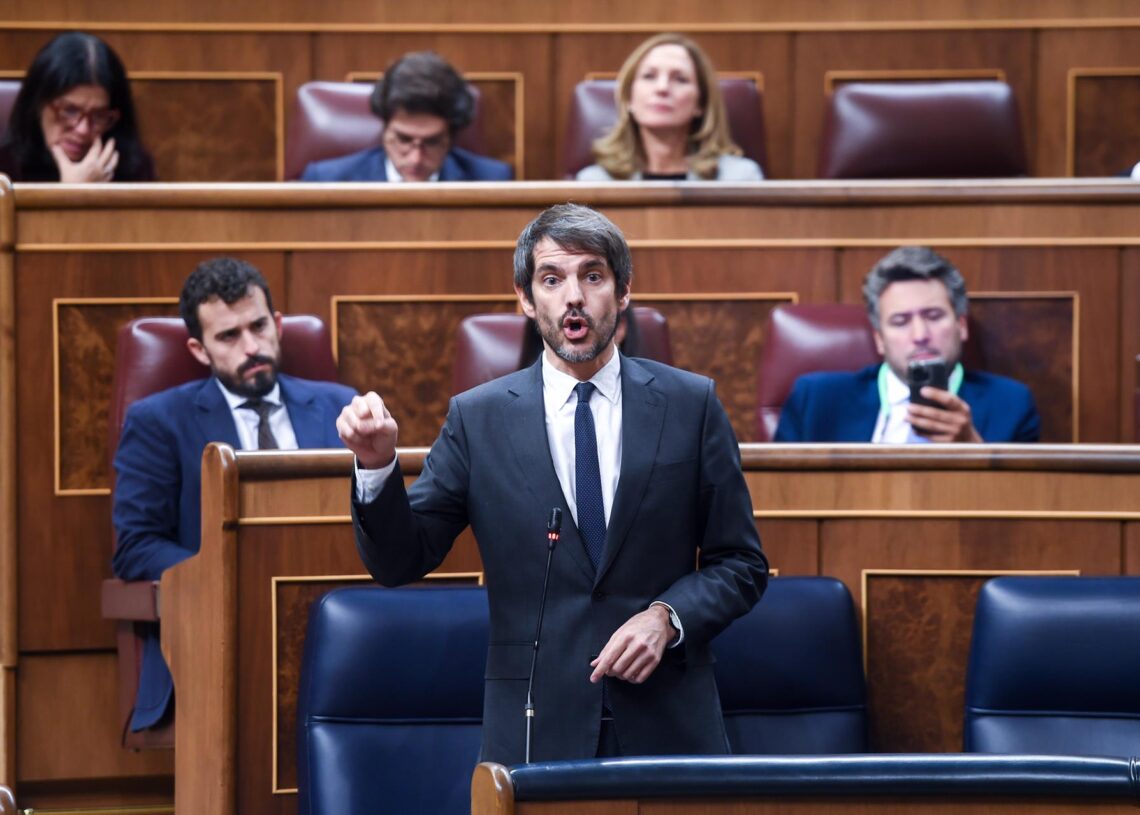 El ministro de Cultura, Ernest Urtasun, durante una sesión de control al Gobierno, en el Congreso de los Diputados, a 12 de noviembre de 2025, en Madrid (España). Gustavo Valiente - Europa Press