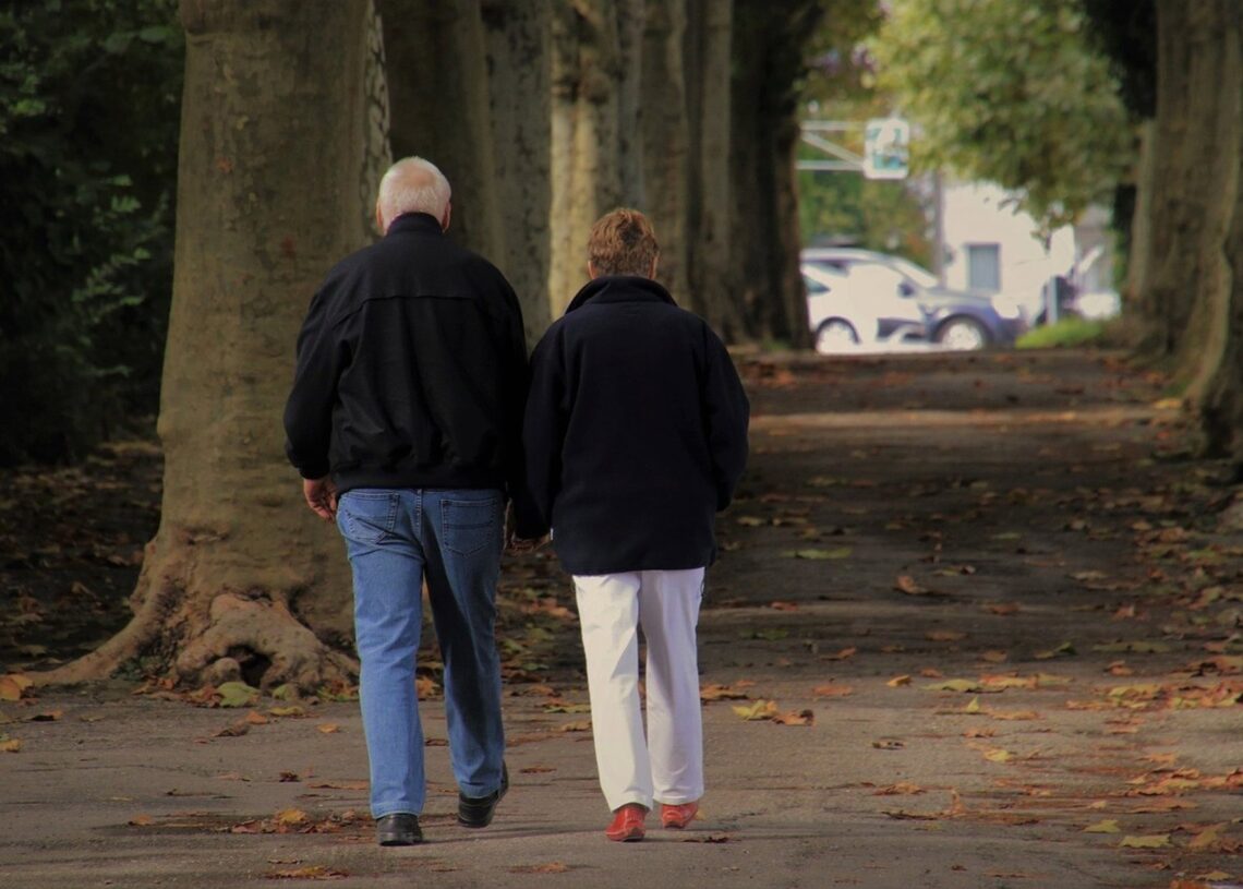 Archivo - Personas mayores caminandoJUNTA DE ANDALUCÍA - Archivo