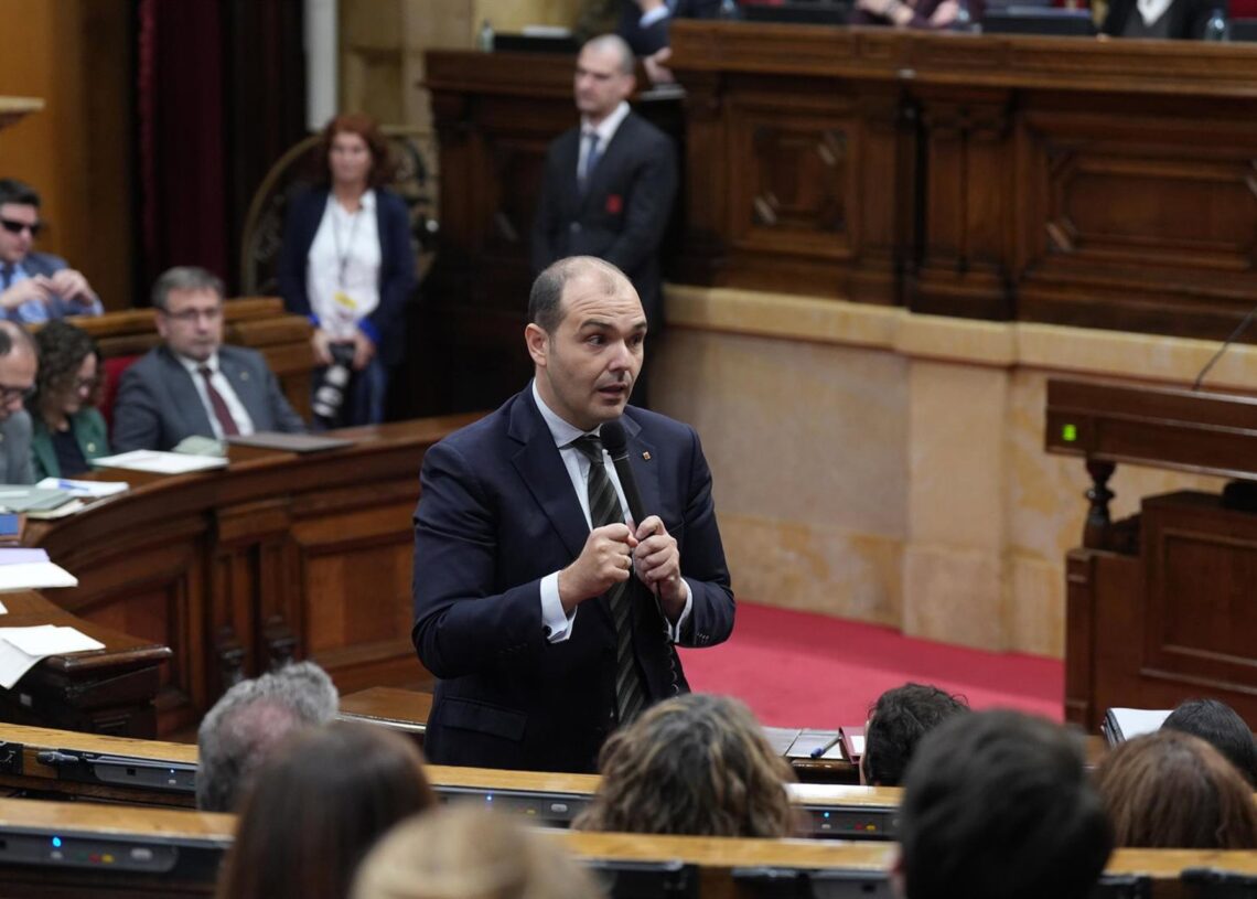 El conseller de la Presidencia, Albert Dalmau, durante la sesión de controlDAVID ZORRAKINO - EUROPA PRESS