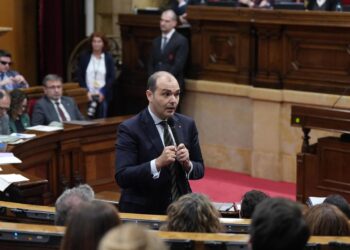 El conseller de la Presidencia, Albert Dalmau, durante la sesión de controlDAVID ZORRAKINO - EUROPA PRESS