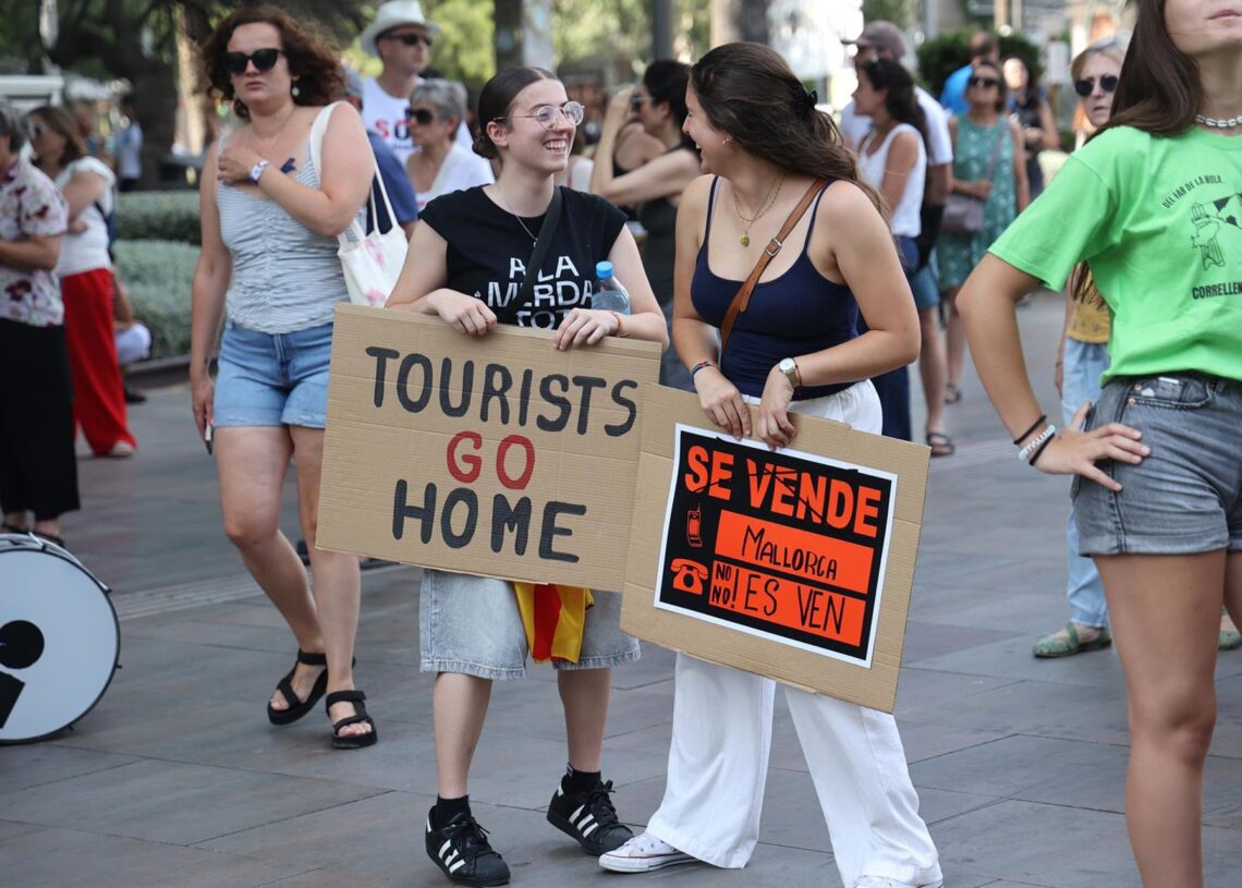 Archivo - Varias personas con pancartas durante una manifestación por la vivienda.Isaac Buj - Europa Press - Archivo