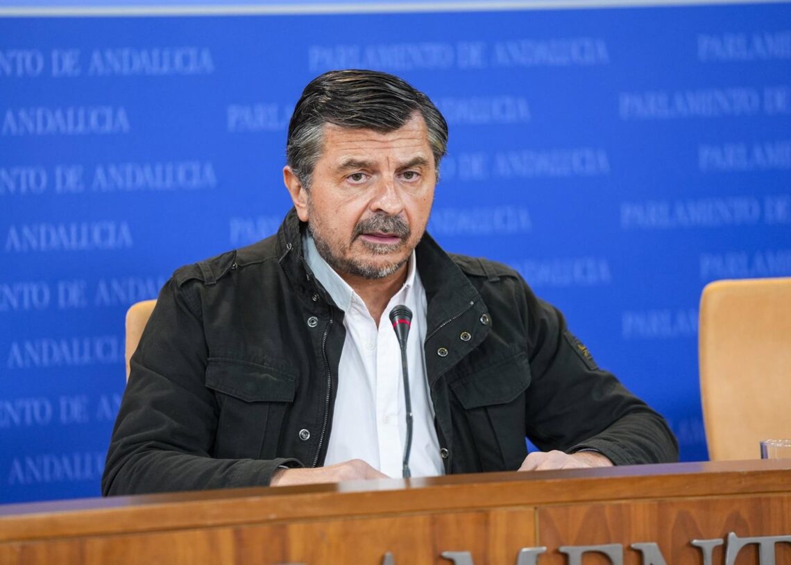 El portavoz del Grupo Parlamentario Popular, Toni Martín, durante la ronda de ruedas de prensa de portavoces de los grupos parlamentarios en el Parlamento de Andalucía, a 19 de noviembre de 2025 en Sevilla (Andalucía, España). Los portavoces de los gruposJoaquin Corchero - Europa Press