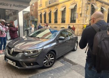 Uno de los vehículos de la UCO accede al Palacio Provincial durante los registros en el caso 'Mascarillas'.EUROPA PRESS