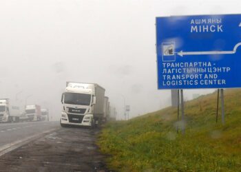Camiones estacionados al borde de la carretera cerca del paso fronterizo de Kamenny Log, cerrado por Lituania.Europa Press/Contacto/Denis Viktorov