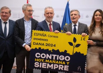 El ministro de Política Territorial y Memoria Democrática, Ángel Víctor Torres (c), y el presidente del Grupo Correos, Pedro Saura (2d), presenta el sello que homenajea a las víctimas de la Dana, a 19 de noviembre de 2025, en Madrid (España).Fernando Sánchez - Europa Press