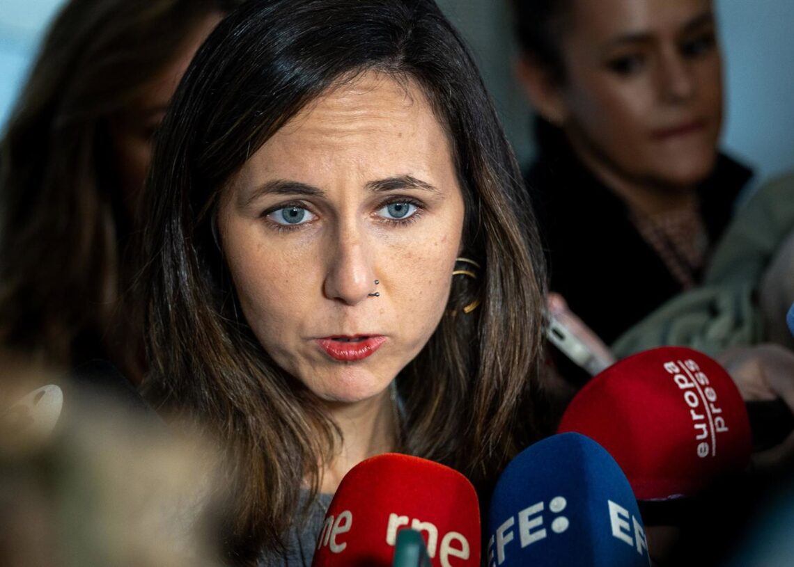 La portavoz de Podemos en el Congreso, Ione Belarra, atiende a los medios durante la comisión de la dana, en el Congreso de los Diputados, a 17 de noviembre de 2025, en Madrid (España).Ananda Manjón - Europa Press