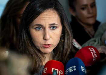 La portavoz de Podemos en el Congreso, Ione Belarra, atiende a los medios durante la comisión de la dana, en el Congreso de los Diputados, a 17 de noviembre de 2025, en Madrid (España).Ananda Manjón - Europa Press