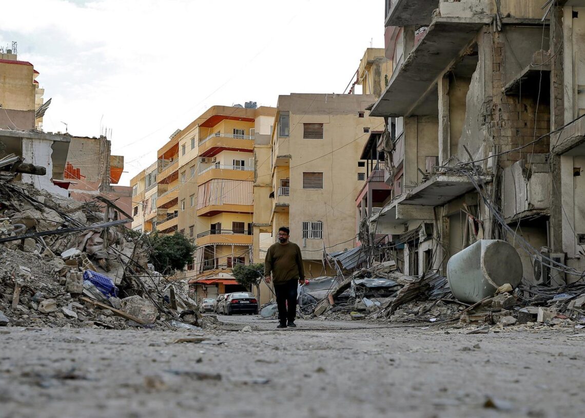 Archivo - Un hombre camina por una calle de Tiro, en Líbano, tras un ataque ejecutado por el Ejército de Israel (archivo)Marwan Naamani/ZUMA Press Wire/d / DPA - Archivo