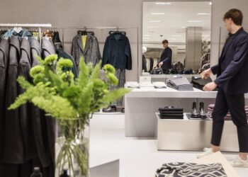 Archivo - Un dependiente en la nueva macrotienda de Zara en el Boulevard Austria de Valencia Rober Solsona - Europa Press - Archivo