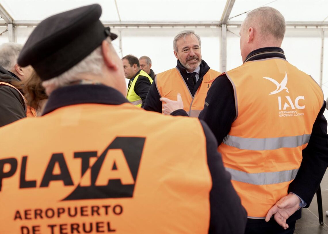 El presidente del Gobierno de Aragón, Jorge Azcón, en el aeropuerto industrial de Teruel.FABIÁN SIMÓN.