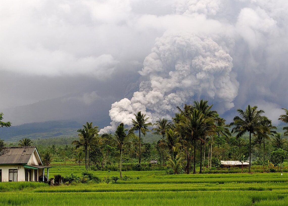 Erupción del volcán Semeru, en el este de la isla de Java, IndonesiaEuropa Press/Contacto/Dwi Sasongko