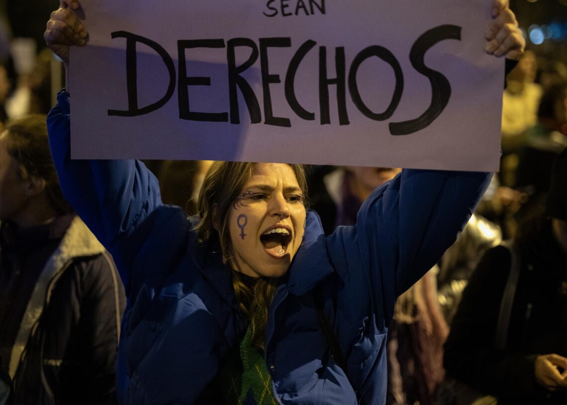 Archivo - Una mujer sostiene un cartel durante la manifestación convocada por la Comisión 8M por el Día Internacional de la Mujer, a 8 de marzo de 2024, en Madrid (España).Alejandro Martínez Vélez - Europa Press - Archivo