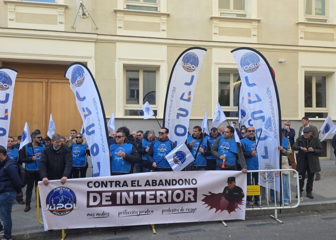 Jupol y Jucial se concentran frente al Ministerio del Interior para denunciar las agresiones y el "abandono institucional"JUPOL