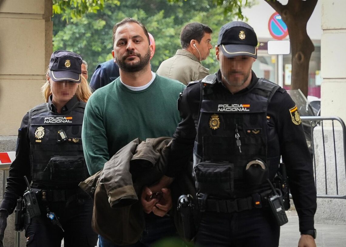 Archivo - El sobrino de María del Monte, Antonio Tejado llega a los juzgados para declarar sobre el robo a María del Monte. A 15 de marzo de 2024, en Sevilla (Andalucía, España).María José López - Europa Press - Archivo