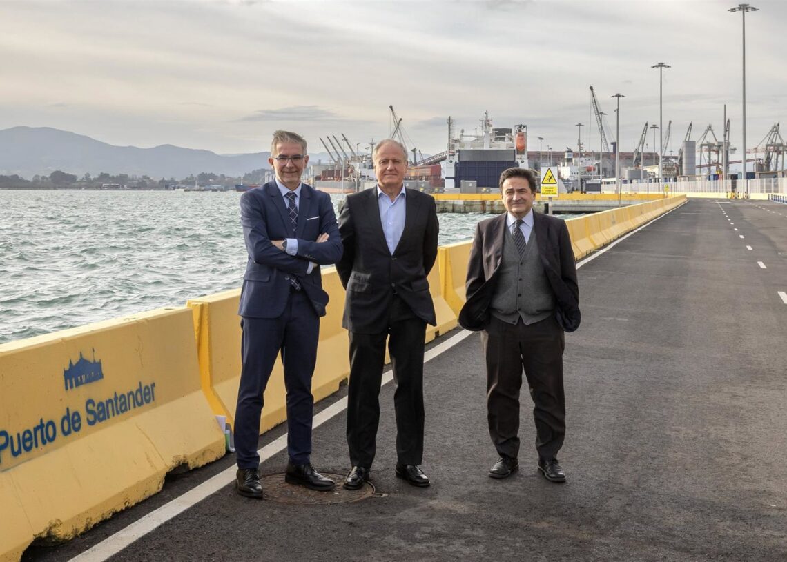 Archivo - El presidente de la Autoridad Portuaria de Santander, César Díaz, el vicepresidente del Puerto y consejero de Industria, Eduardo Arasti, y el director de la APS, Santiago DíazGOBIERNO DE CANTABRIA - Archivo