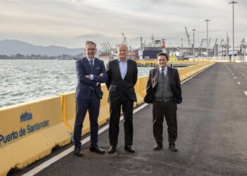 Archivo - El presidente de la Autoridad Portuaria de Santander, César Díaz, el vicepresidente del Puerto y consejero de Industria, Eduardo Arasti, y el director de la APS, Santiago DíazGOBIERNO DE CANTABRIA - Archivo