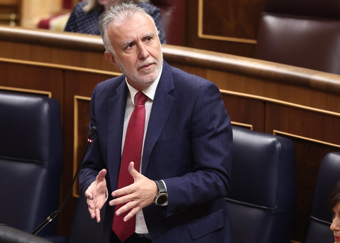 El ministro de Política Territorial y Memoria Democrática, Ángel Víctor Torres, interviene durante una sesión de control al Gobierno, en el Congreso Eduardo Parra - Europa Press